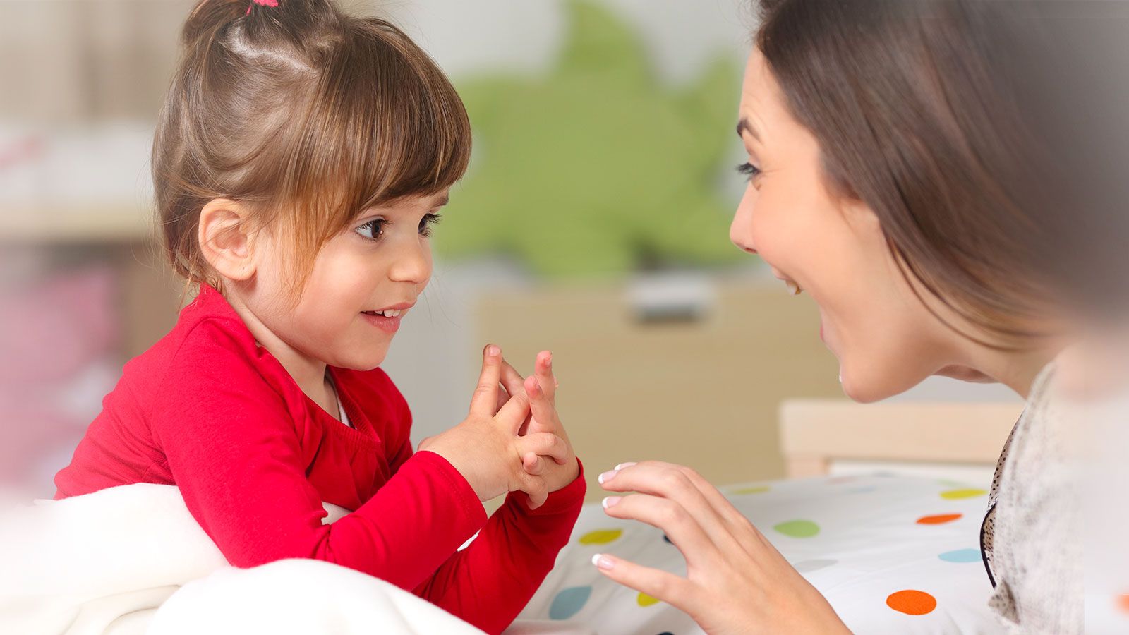 Enfant d’âge préscolaire en interaction verbale avec un adulte, illustrant une difficulté de langage possible